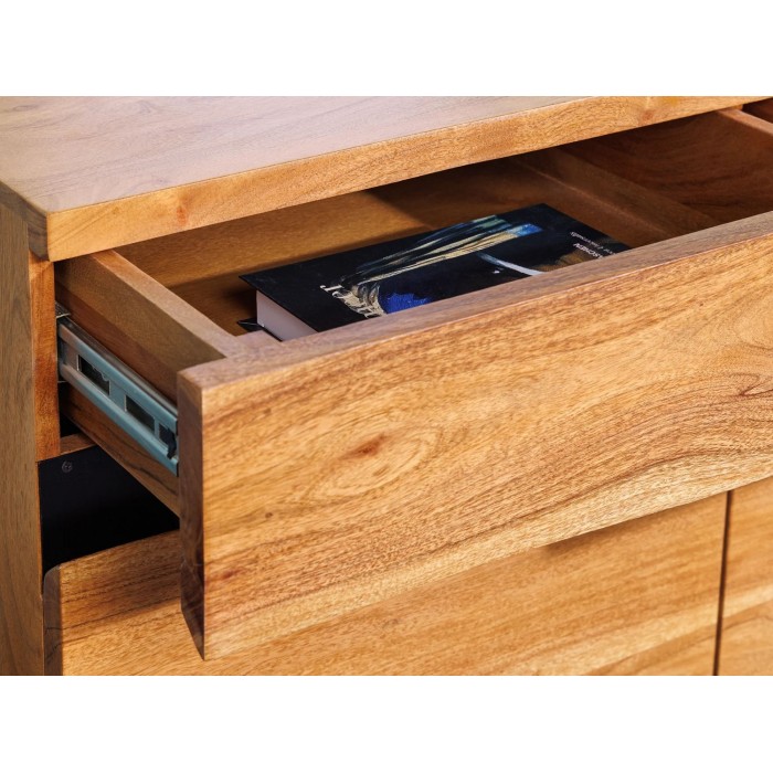 Zoom sur le tiroir ouvert du buffet ARKAYA en bois massif d'acacia et métal noir