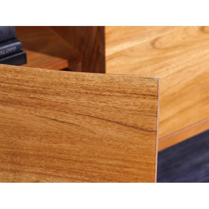 Zoom sur le placard ouvert du buffet ARKAYA en bois massif d'acacia et métal noir