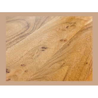 Zoom sur la texture du buffet ARKAYA en bois massif d'acacia et métal noir