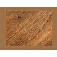Zoom sur la texture du buffet ARKAYA en bois massif d'acacia et détails blancs 135cm