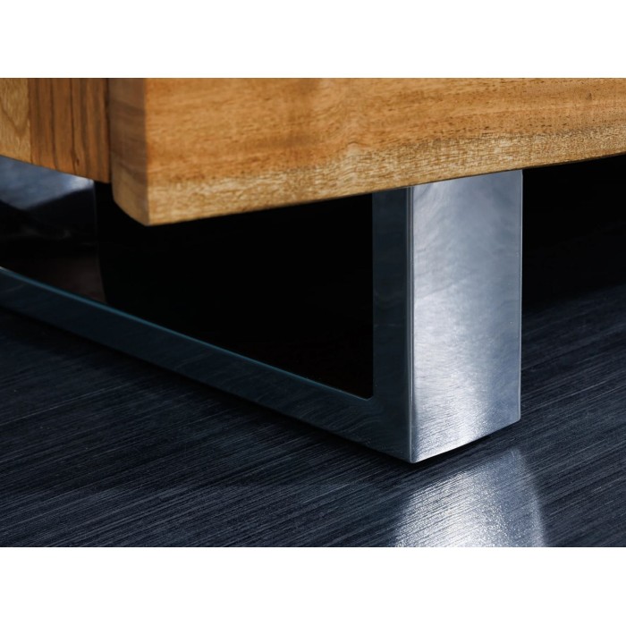 Zoom sur l'un des pieds du buffet ARKAYA en bois massif d'acacia et détails blancs 135cm