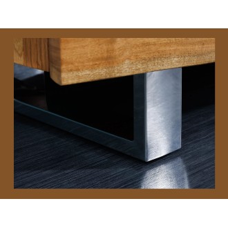 Zoom sur l'un des pieds du buffet ARKAYA en bois massif d'acacia et détails blancs 135cm