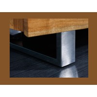 Zoom sur l'un des pieds du buffet ARKAYA en bois massif d'acacia et détails blancs 135cm