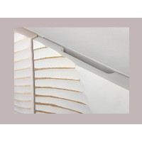 Zoom sur l'une des poignées intégrées du buffet SOLARIS 177cm blanc et doré