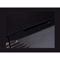 Zoom sur la poignée intégrée du buffet SOLARIS 177cm noir et doré