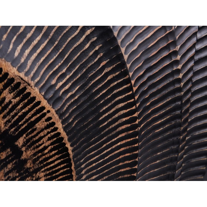 Zoom sur les détails sculptés du buffet SOLARIS 177cm noir et doré