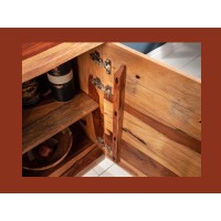 Zoom sur le système d'ouverture du buffet SAVANA 160cm en bois de sheesham