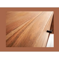 Buffet SCANI 145 cm in legno massiccio di acacia verniciato – 2 porte, 3 cassetti e facciate scolpite