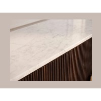 Zoom sur la tranche du plateau du buffet ORION 170cm marron et plateau blanc en marbre