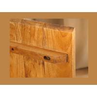 Zoom sur l'intérieur d'un des portes du buffet ORION 160cm en bois de manguier et pieds noir