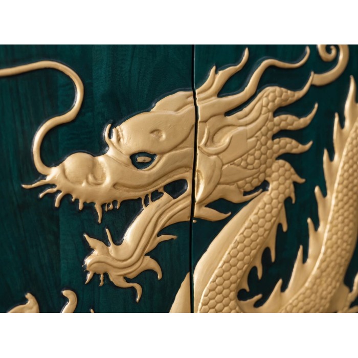 Zoom sur la tête de dragon du buffet RYUJIN