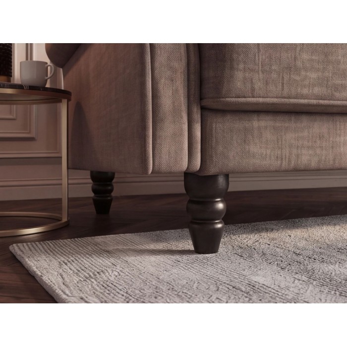 Zoom sur l'un des pieds du canapé MILES 3 places beige foncé convertible