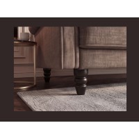 Zoom sur l'un des pieds du canapé MILES 3 places beige foncé convertible