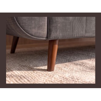 Zoom sur l'un des pieds du canapé DANNA 3 place gris foncé convertible