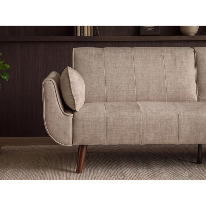 Zoom sur l'un des accoudoirs du canapé DANNA 3 places beige champagne convertible
